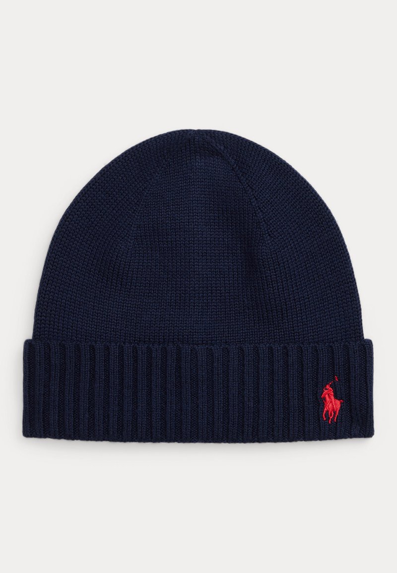 Cappello a maglia blu navy con bordo a coste e piccolo logo rosso ricamato di un cavallo e di un cavaliere sul lato destro del bordo.