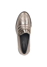 Metallisch goldene Slipper mit glatter Oberfläche, runder Zehenpartie und einem auffälligen Riemen über dem Fußrücken. Schwarze Gummisohle.