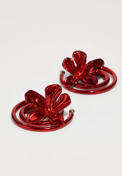 HUGO KREIT FLORAL TWIST EARRINGS - Pendientes - red