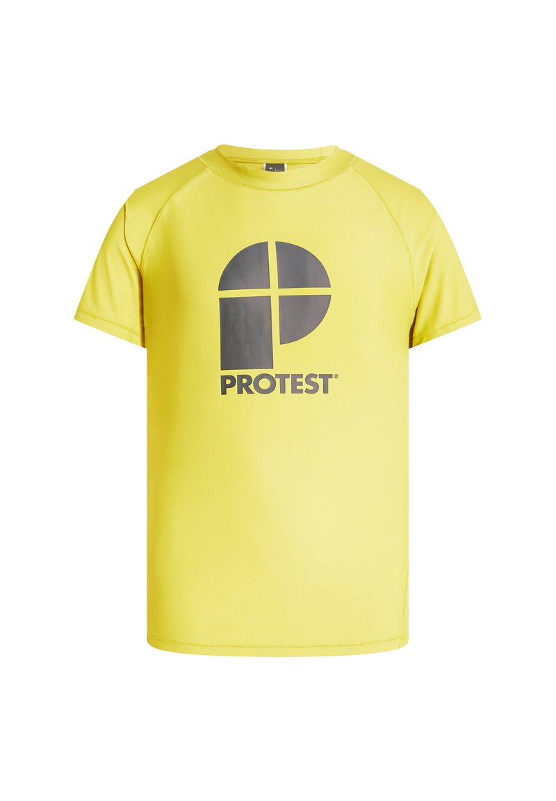 Žlté tričko s veľkým šedým nápisom "PROTEST" na prednej strane, okrúhlym výstrihom a krátkymi rukávmi. Hladká textúra.