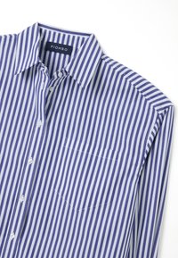 Blauw-wit gestreepte shirt met een button-down kraag, lange mouwen, een borstzak en een label met de tekst "PIOMBO." Katoenen materiaal.