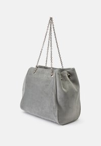Borsa in suede grigia con una texture morbida. Presenta una tracolla a catena e due accenti metallici all'apertura. Design spazioso e semplice.