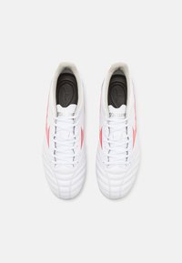 Mizuno MORELIA NEO IV PRO - Scarpe da calcio per terreni duri - white/radiant red/ hot coral