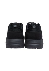 Sorte joggesko med en glatt lær- og mesh-overdel, polstret krage og gumm outsole. Har en logo på hælen og teksturerte detaljer.