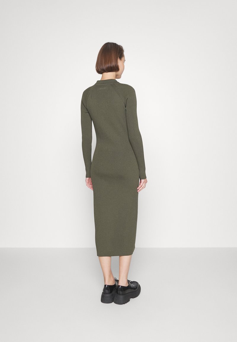 Calvin Klein ICONIC CUT-OUT MIDI - Pouzdrové šaty - willow green