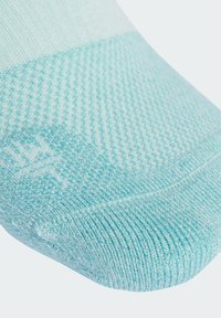 Calcetín azul claro con un diseño texturizado, que presenta una punta suave y un puño acanalado, fabricado con un material suave y transpirable.