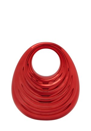 Rode decoratieve vaas met een ronde, asymmetrische vorm en gelaagd ontwerp. Gladde, glanzende oppervlakte met een centrale ronde opening.