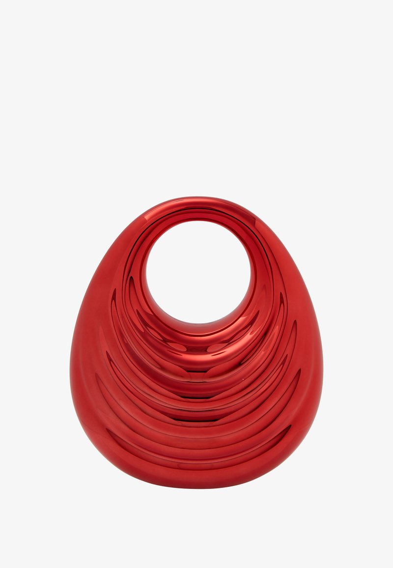 Rode decoratieve vaas met een ronde, asymmetrische vorm en gelaagd ontwerp. Gladde, glanzende oppervlakte met een centrale ronde opening.