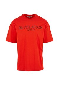 Rød bomull T-skjorte med korte ermer som har teksten "REVELATION" og tallene "12:07:12" trykt i svart over brystet.