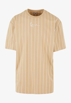 Kratký rukáv tan tričko so bielymi vertikálnymi pruhmi a detailom v cursive podpisu na prednej strane. Mäkká bavlnená látka, uvoľnený strih.