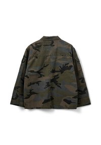 Camo jakke i mørkegrønne, brune og sorte mønstre. Har en afslappet pasform, krave og sidelommer. Stoffet har en struktureret overflade.