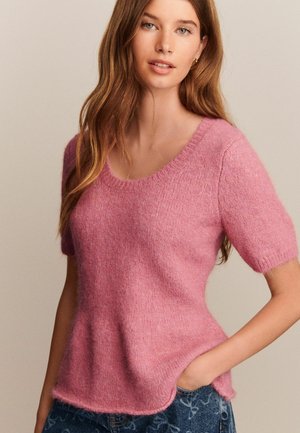 Kortærmet sweater i blød pink, lavet af fluffy materiale. Har en afslappet pasform med en rund halsudskæring og let rullede kanter.
