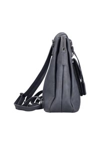 Sac à épaule en cuir gris avec une sangle ajustable, poche à rabat à l'avant et fermeture éclair sur le compartiment principal, présenté de côté sur un fond blanc.