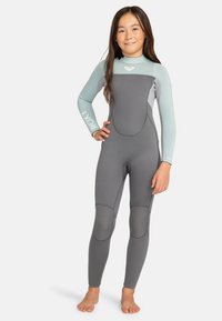 Neoprenanzug in Grau mit hellblauen Ärmeln, ausgestattet mit einer glatten, elastischen Textur, tailliertem Design und verstärkten Knieflicken.