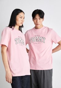 Tommy Jeans VARSITY TEE UNISEX - Camiseta estampada - ballet pink