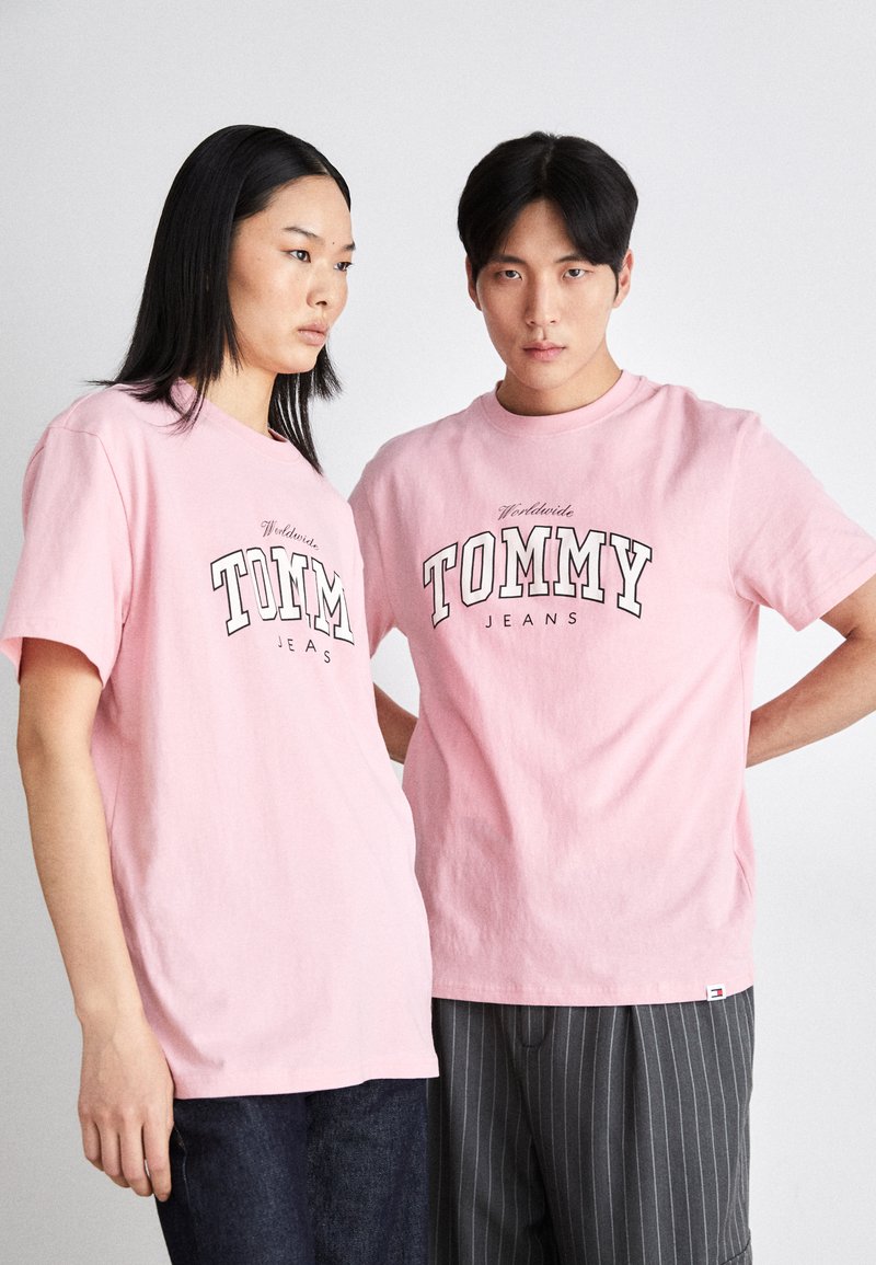 Tommy Jeans VARSITY TEE UNISEX - Camiseta estampada - ballet pink