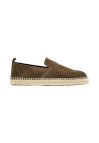 Brune ruskind slip-on sko med en jute reb sål og hvid syning, der har et lavprofilsdesign og ingen synlig hardware.