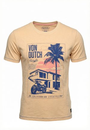 Maglietta beige Von Dutch con grafica blu di una motocicletta, casa moderna, alta palma e tramonto, etichettata "Stile di vita californiano."