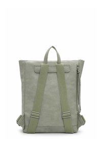 Zaino in finta pelle verde con spallacci regolabili, manico superiore, tasca frontale con zip e texture liscia. Forma rettangolare con design minimalista.