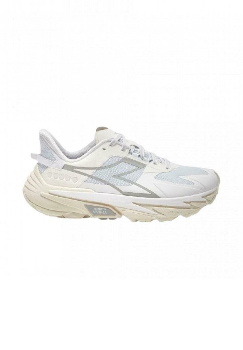 Scarpa sportiva bianca con materiali in rete e sintetici, caratterizzata da una suola spessa, accenti grigi e un design aerodinamico.
