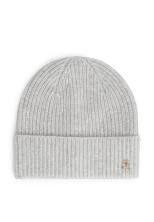 Gorro de punto acanalado gris claro con ala doblada y pequeño detalle de logo metálico dorado en el puño.