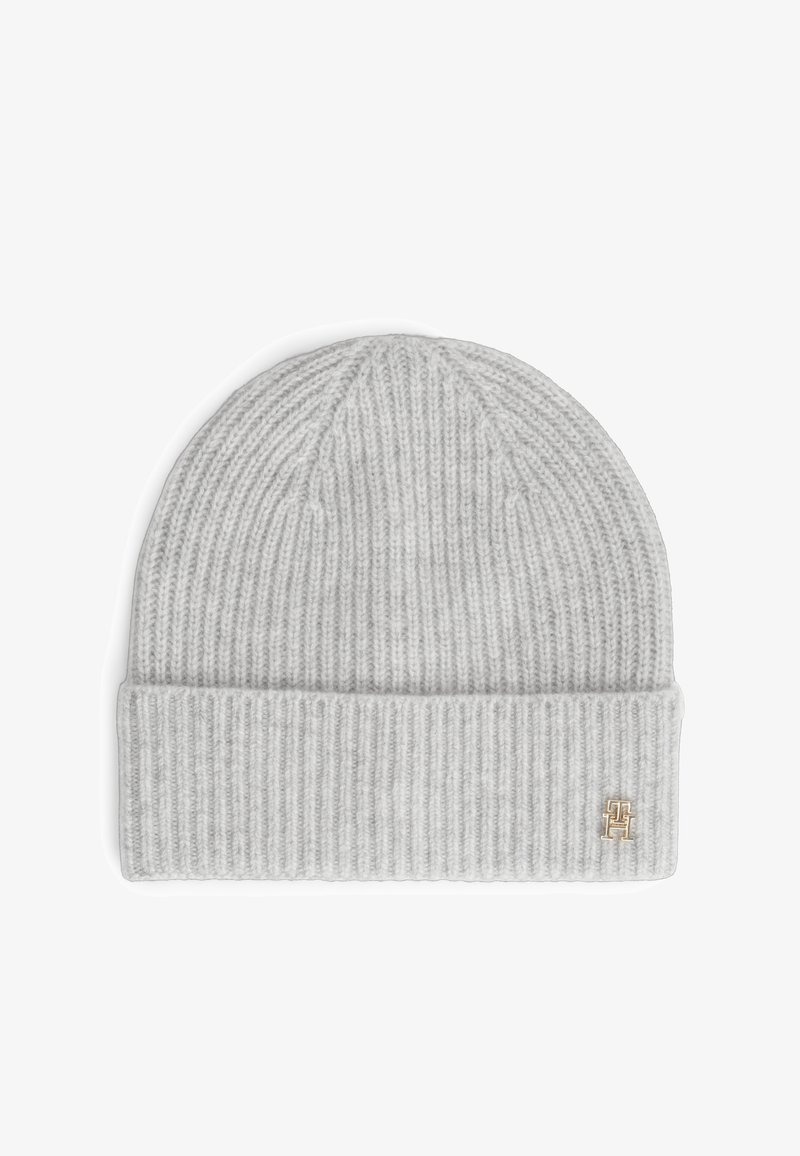 Bonnet en maille côtelée gris clair avec bord plié et petit détail de logo métallique doré sur le revers.