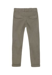 Khaki katoenen broek met een slim fit, voorzien van twee achterzakken en opgerolde boorden bij de enkels. Soepele textuur, minimale details.