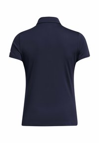 Mörkblå polo t-shirt, korta ärmar, mjukt tyg, klassisk krage, bakvy. Inga synliga logotyper eller mönster. Slät textur, skräddarsydd passform.