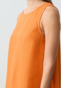 Oranges Leinen-Ärmelloses Kleid mit Rundhalsausschnitt und seitlichen Öffnungen, mit glatter Textur und lässiger Passform. Keine sichtbaren Verschlüsse.