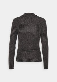 Pull noir à manches longues en maille côtelée avec des fils métalliques subtils, vu de dos sur un fond blanc uni.