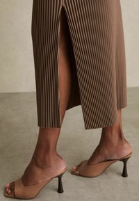 Reiss REGULAR FIT - PIPPA MIDI - Plisirana suknja - chocolate