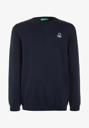 Marineblå langærmet rundhalset sweater med ribstrikkede manchetter og kant, med en lille hvid broderet logo på venstre bryst.