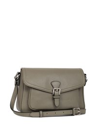 Borsa a tracolla in pelle grigia con patta e chiusura a fibbia, caratterizzata da una finitura testurizzata e una tracolla regolabile. Forma rettangolare compatta.