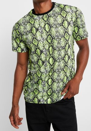 Koszulka z krótkim rękawem z zielono-czarnym wzorem węża, wykonana z gładkiego materiału z okrągłym dekoltem i czarnymi wykończeniami.