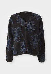 Giacca in pile nera con motivi floreali blu, chiusura con zip e due tasche laterali. Presenta maniche lunghe e un collo arrotondato.