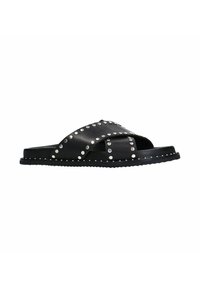 Sandale en cuir noir avec des brides croisées. Présente des clous en argent le long des brides et des bords. Semelle plate avec un dessous texturé.