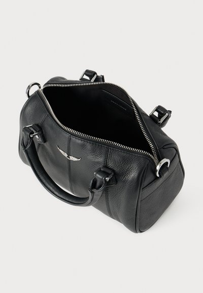 Μαύρη δερμάτινη τσάντα χειρός με φερμουάρ, στρογγυλεμένο σχήμα, διπλές λαβές και διακριτική λεπτομέρεια με λογότυπο στο μπροστινό μέρος. Το εσωτερικό είναι αδιάβροχο.