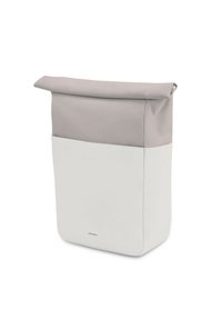 Zaino roll-top in grigio chiaro e bianco. Tessuto resistente, forma strutturata, con una tasca frontale e design minimalista.