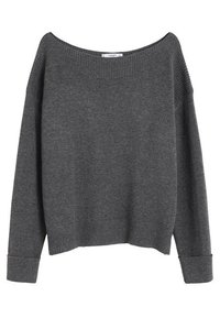 Pull en tricot gris foncé avec un large col bateau, manches longues, poignets côtelés et ourlet côtelé.