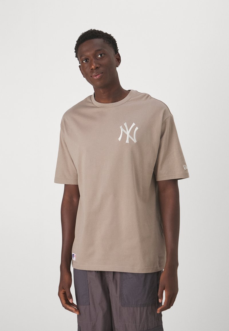 Short-sleeve Sports T-shirt New Era LEAGUE ESSNTLS LC OS TEE NEYYAN 60435552 Brown (M)