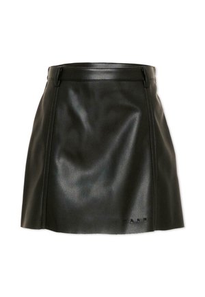 Mini falda negra de cuero en línea A con trabillas para cinturón y sutil marca en relieve cerca del dobladillo.