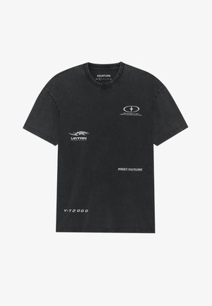 T-shirt preta de algodão com mangas curtas, gola redonda e várias estampas e texto brancos na parte da frente.