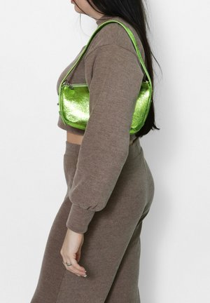 Grüne metallisch glänzende Schultertasche mit glatter Oberfläche, Reißverschluss und verstellbarem Schultergurt, vor einem neutralen Hintergrund präsentiert.