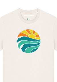 Crème-kleurig T-shirt met een ronde afbeelding van turquoise golven, een gele zon en oranje stralen, met een getextureerd ontwerp in de print.