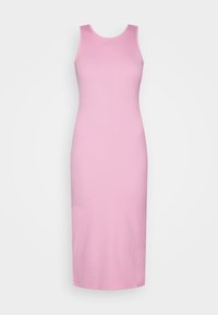 Vestido rosa sem mangas, ajustado e feito de tecido elástico. Apresenta um decote redondo e vai até à altura da metade da panturrilha. Sem padrões visíveis.