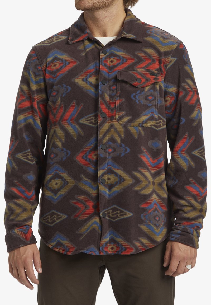 Flanellen overhemd met een kleurrijk geometrisch patroon in tinten van rood, blauw, geel en bruin; bevat een knoopzak en kraag.