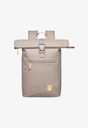 Beige rullet rygsæk lavet af holdbart materiale, med en frontlomme med lynlås, justerbare stropper og et logo-patch.