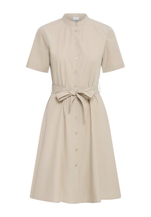 Beiges, kurzärmeliges Hemdkleid mit Stehkragen und Stoffgürtel, der in einer Schleife an der Taille gebunden ist, knieumspielter A-Linien-Rock.