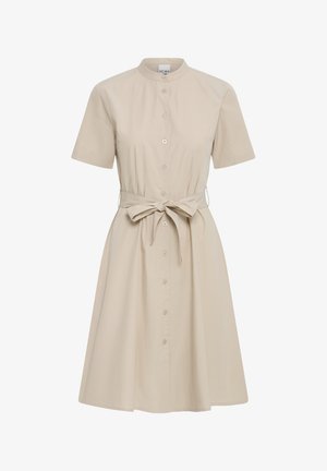 Béžové šaty s krátkými rukávy, zapínáním na knoflíky, stojáčkovým límcem a látkovým pásem uvázaným na mašli v pase, sukně do tvaru A sahající po kolena.