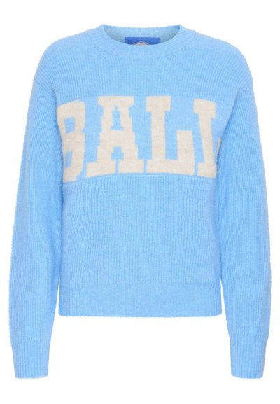 Himmelblå strikkegenser med en kremfarget "BALI" logo på brystet. Ribbestruktur ved mansjettene og kanten, med rund hals.